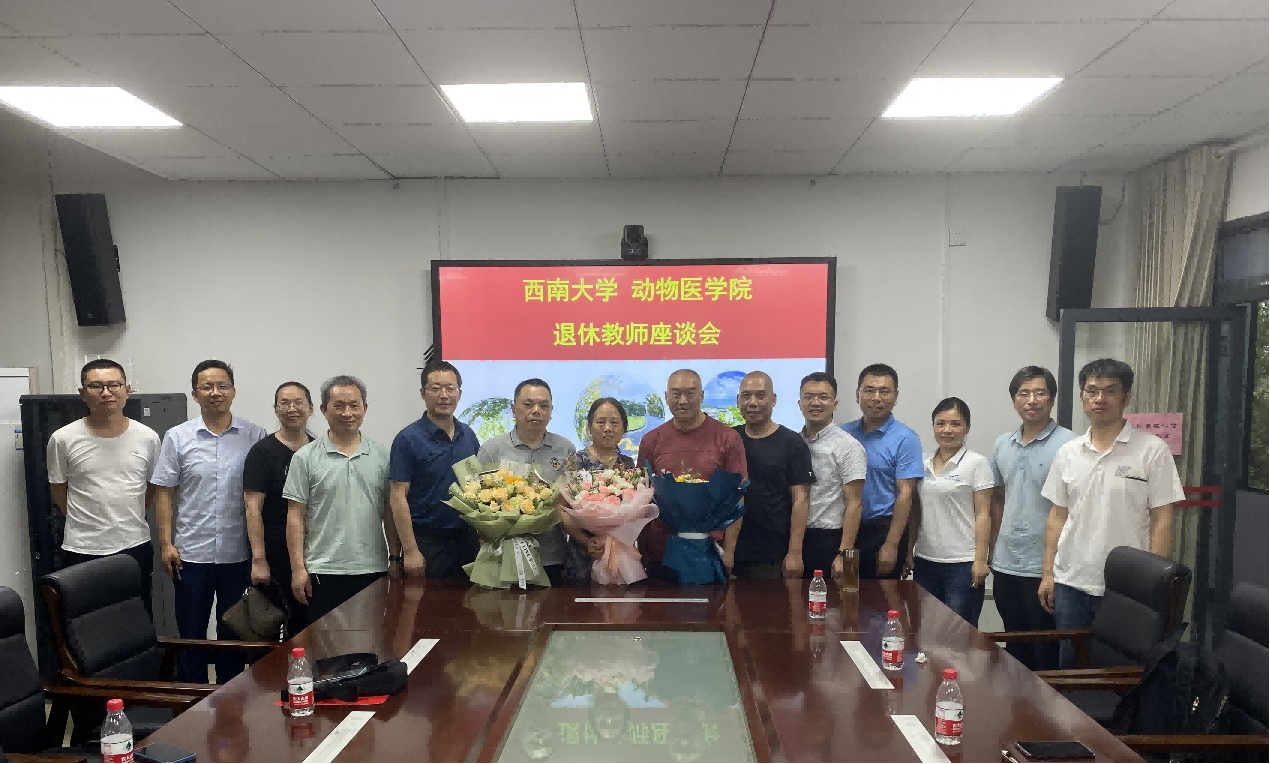 人人体育
为唐建华、伍莉和陈吉轩三位老师举行退休座谈会