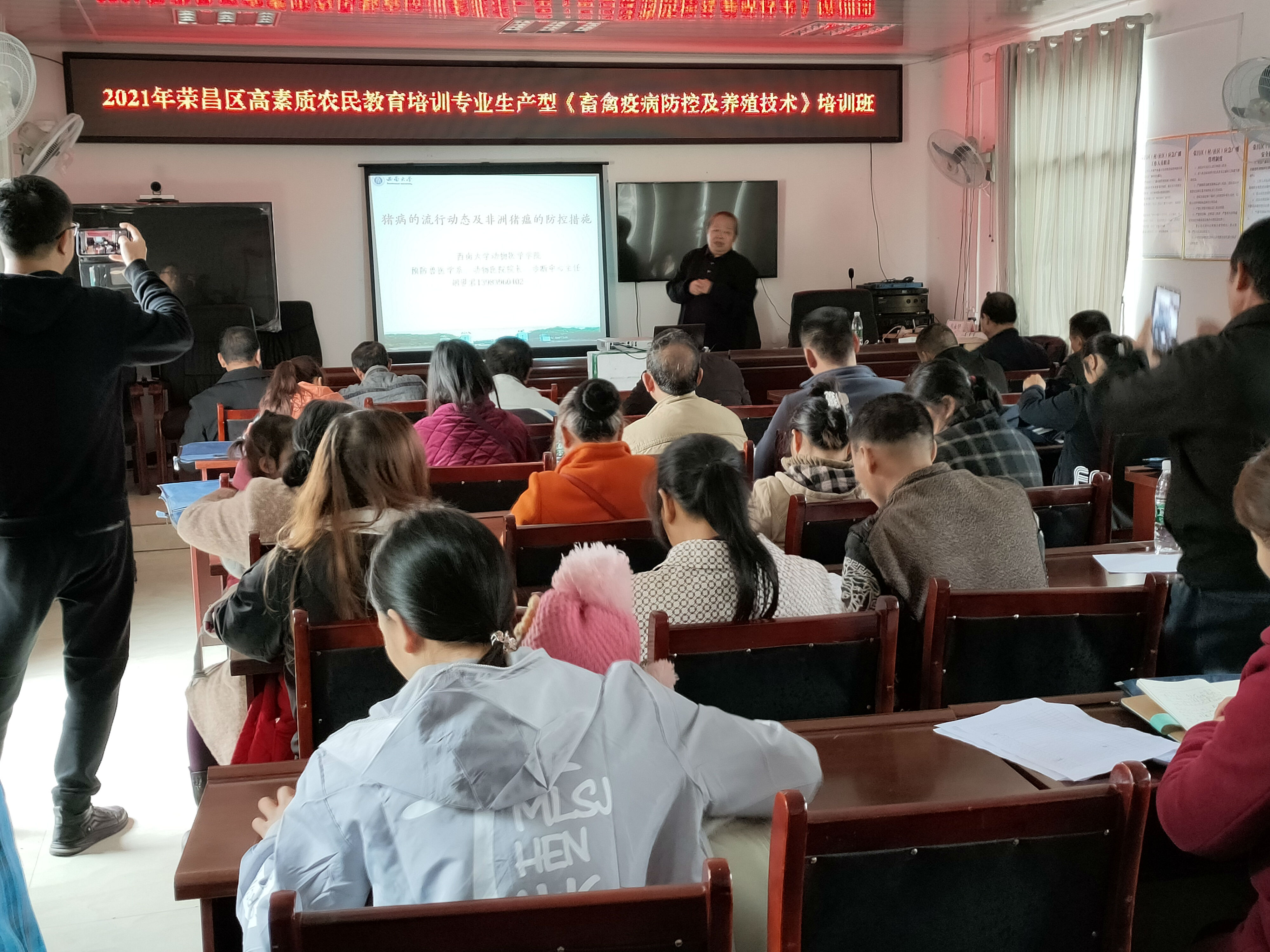 人人体育官网
胡世君副教授授课.jpg