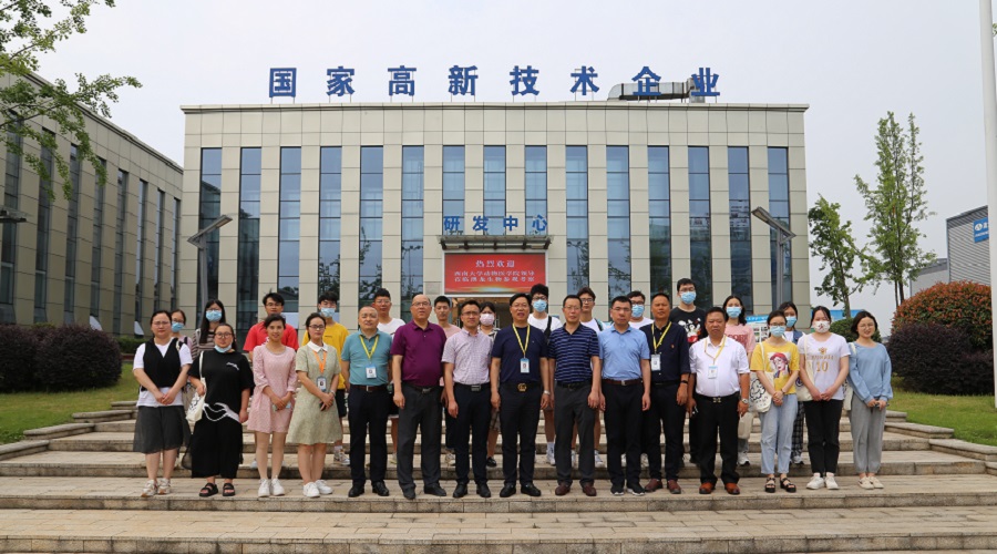 图1:人人体育
一行与重庆澳龙生物制品有限公司合照.jpg