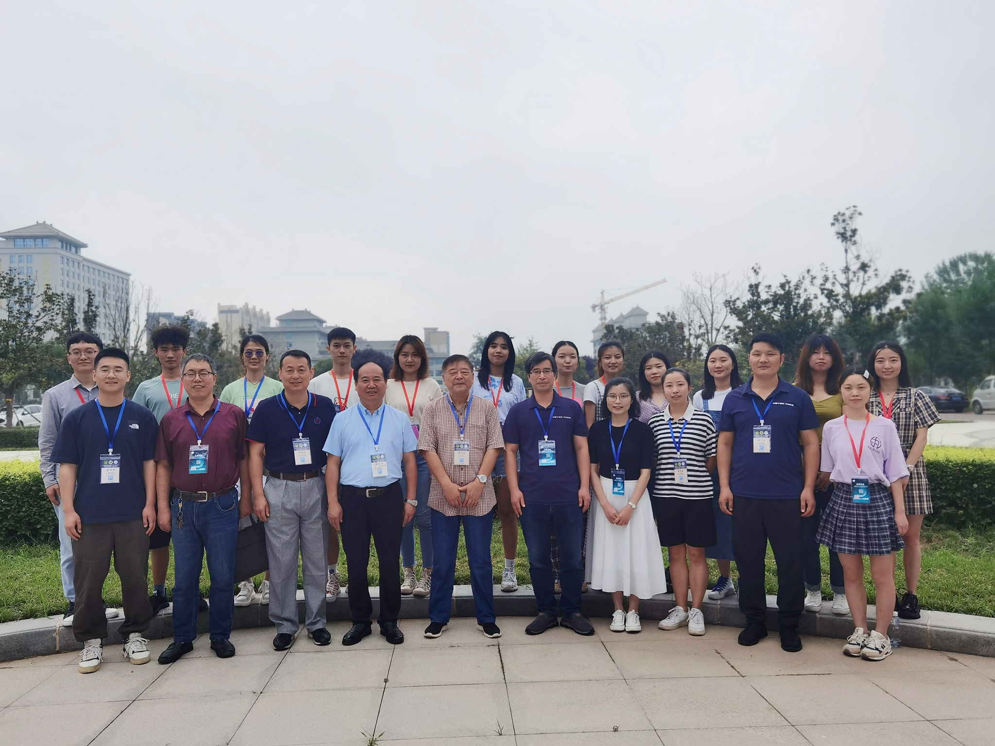 图4 人人体育
师生合影.jpg